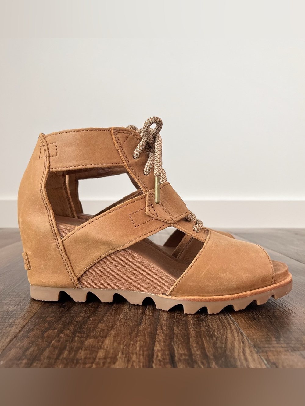 Sorel Joanie Wedge Sandal Thick Straps Lace Up Treaded Lug Sole Size 8.5 Tan